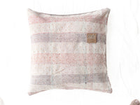 50x50 sari pudebetræk i boho vintage stil med stribemønster i hvid, støvet lyserød og blågrå med små guldprikker, etnisk indisk indretning til saripuder og unika puder