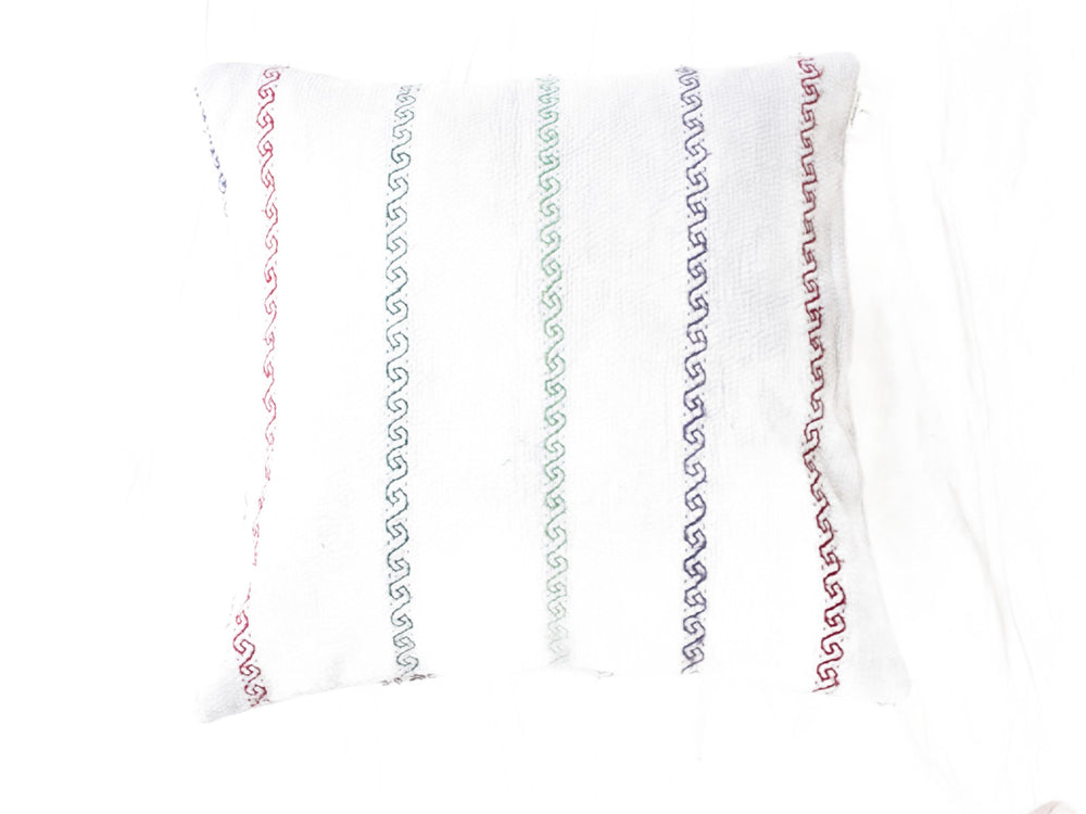 Sari pudebetræk 50x50 i hvidt med farverige zigzag/båndmønstre i rød, blå og grøn – indisk boho og vintage saripude, unika dekorative etniske puder