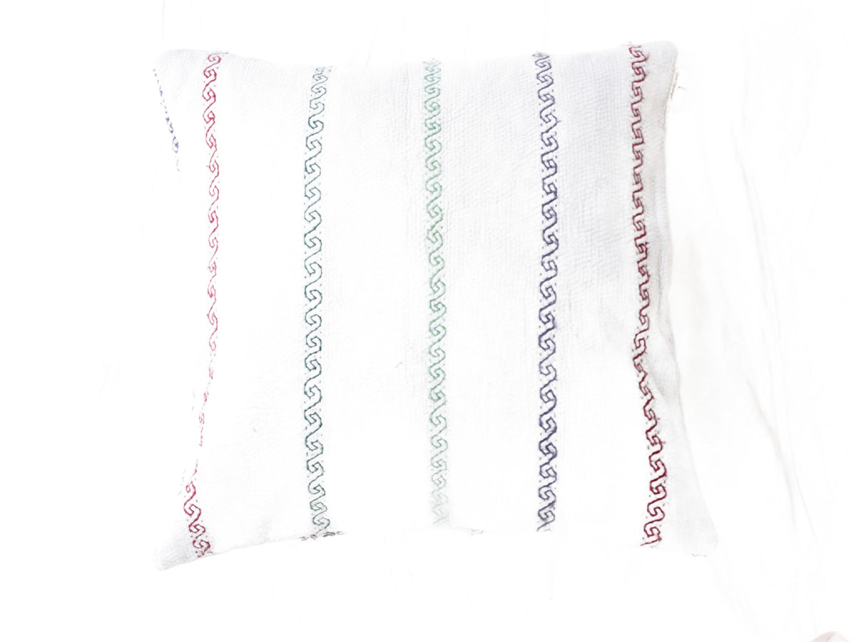Sari pudebetræk 50x50 i hvidt med farverige zigzag/båndmønstre i rød, blå og grøn – indisk boho og vintage saripude, unika dekorative etniske puder