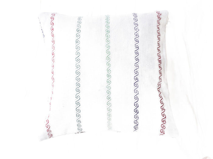 Sari pudebetræk 50x50 i hvidt med farverige zigzag/båndmønstre i rød, blå og grøn – indisk boho og vintage saripude, unika dekorative etniske puder