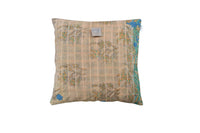Sari pudebetræk 50x50 med beige/guldfarvet væv og farverige boheme-blomster i blå, grøn og turkis – unikt indisk vintage saripude mønster til sofa og seng.