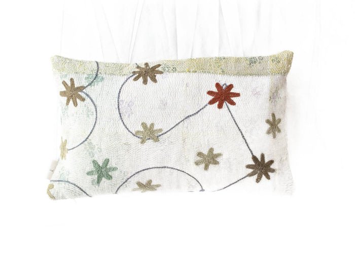 Suzani pudebetrÃ¦k 30x50 cm i hvidt stof med broderede buer og blomsterstjerner i beige grÃ¸n og blÃ¥ nuancer i boho vintage stil