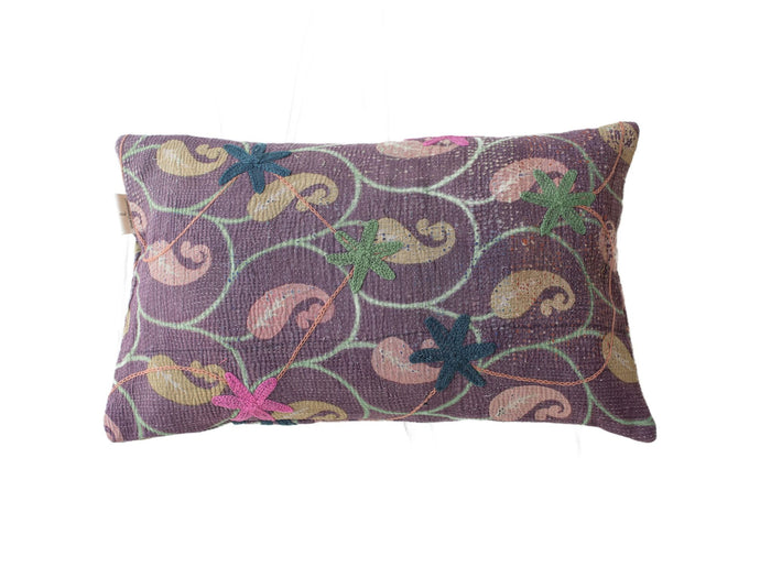 Unikt suzani pudebetrÃ¦k 30x50 cm med lilla bund og farverige broderede blomster og slyngplanter i vintage boho orientalsk stil