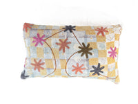 Suzani pudebetrÃ¦k 30x50 cm med patchwork i lyseblÃ¥ og sennepsgul med broderede blomsterstjerner i pink orange og mÃ¸rkegrÃ¥ boho vintage orientalsk