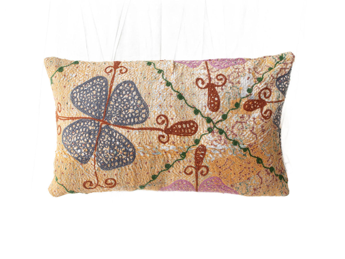 Unikt suzani pudebetrÃ¦k 30x50 cm i beige vÃ¦vet stof med farverigt vintage mÃ¸nster i navy blÃ¥ grÃ¸nne blade lilla detaljer og brune slynger til boho pude