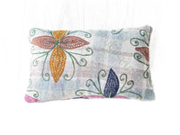 Unikt suzani pudebetrÃ¦k 30x50 cm med farverigt blomstermotiv i hvid, grÃ¸n, okker, rosa og blÃ¥ samt slyngede etniske detaljer