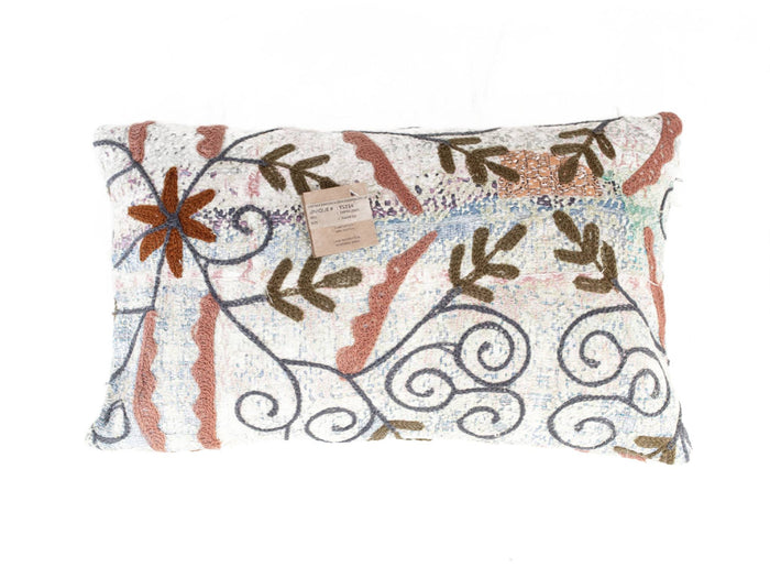 Unikt suzani pudebetrÃ¦k 30x50 cm med farverige broderier i creme stÃ¸vet blÃ¥ terracotta og mÃ¸rkegrÃ¸nne slyngmÃ¸nstre i orientalsk boho-stil
