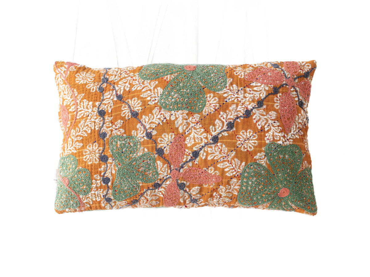 Unika suzani pudebetrÃ¦k 30x50 med orange bund grÃ¸nne og lyserÃ¸de ovale motiver samt mÃ¸rke slyngelinjer i boho orientalsk stil.