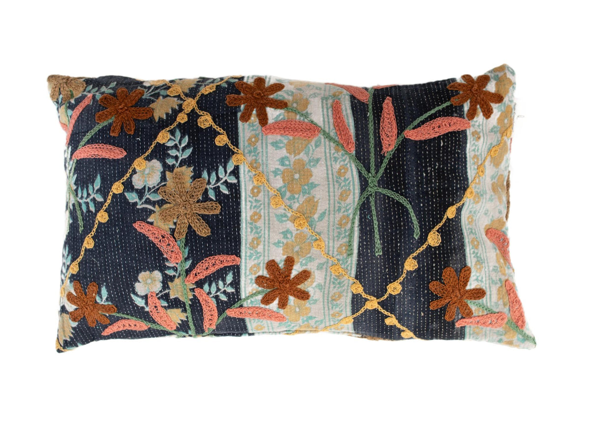 Suzani pudebetrÃ¦k 30x50 i mÃ¸rk blÃ¥ patchwork med broderede blomster og slyngplanter i etnisk boheme karmin sennep turkis og rustfarver