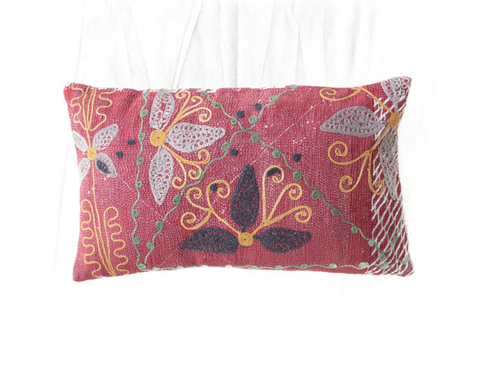 Suzani pudebetrÃ¦k 30x50 cm i vinrÃ¸d med broderede paisley og blade i grÃ¥ sort guld og grÃ¸nne prikker som sari pude i boho stil