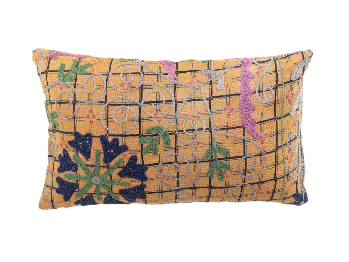 Unikt suzani pudebetrÃ¦k 30x50 cm i sennepsgul med sort ternet mÃ¸nster og broderede slynger i grÃ¥ grÃ¸n blÃ¥ og lilla boho etnisk pude
