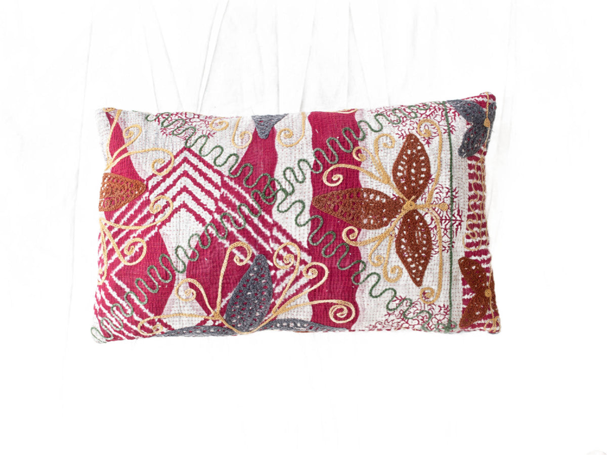 Unikt suzani pudebetrÃ¦k 30x50 cm i vintage orientalsk etnisk stil med hvid bund pink bordurer og ornamenter i grÃ¸n guld og brun