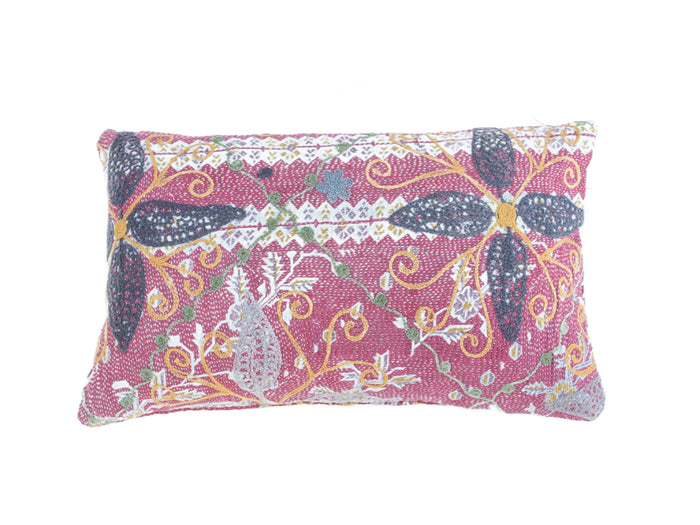 Sari pude suzani pudebetrÃ¦k 30x50 cm i bordeauxrosa med farverig broderi, slyngende mÃ¸nstre og mÃ¸rkeblÃ¥ paisleys i boho orientalsk stil