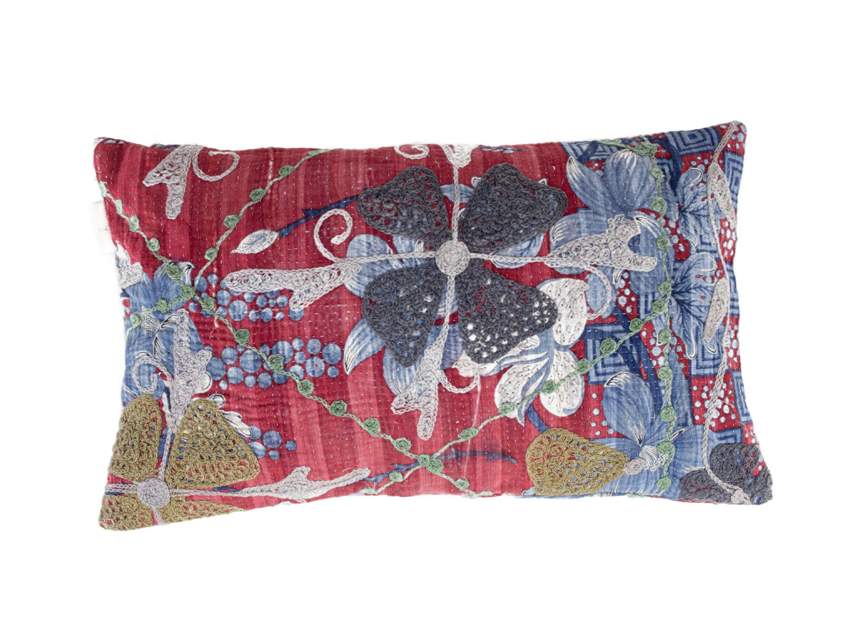 Suzani Kissenbezug 30x50 cm in Rot mit farbenfrohen, gestickten Blumen-, Blätter- und Vogelmotiven in Blau, Grau und Beige im Boho-Vintage-Oriental-Stil.