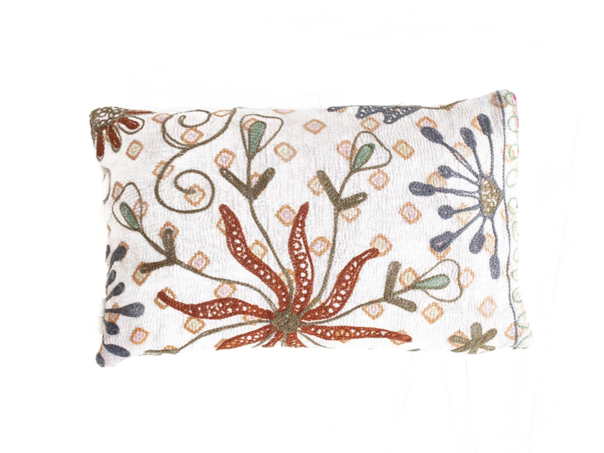 Hvidt suzani pudebetrÃ¦k 30x50 cm med farverig orientalsk broderi: slyngede blomster i terrakotta mÃ¸rkeblÃ¥ og stÃ¸vet grÃ¸n boho vintage