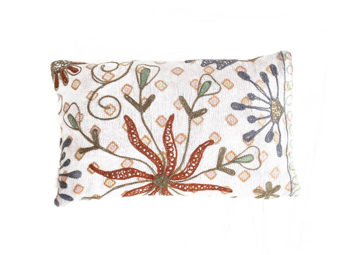 Weißer Suzani-Kissenbezug 30x50 cm mit farbenfroher orientalischer Stickerei: gewundene Blüten in Terrakotta, Dunkelblau und Staubgrün, Boho-Vintage-Stil.