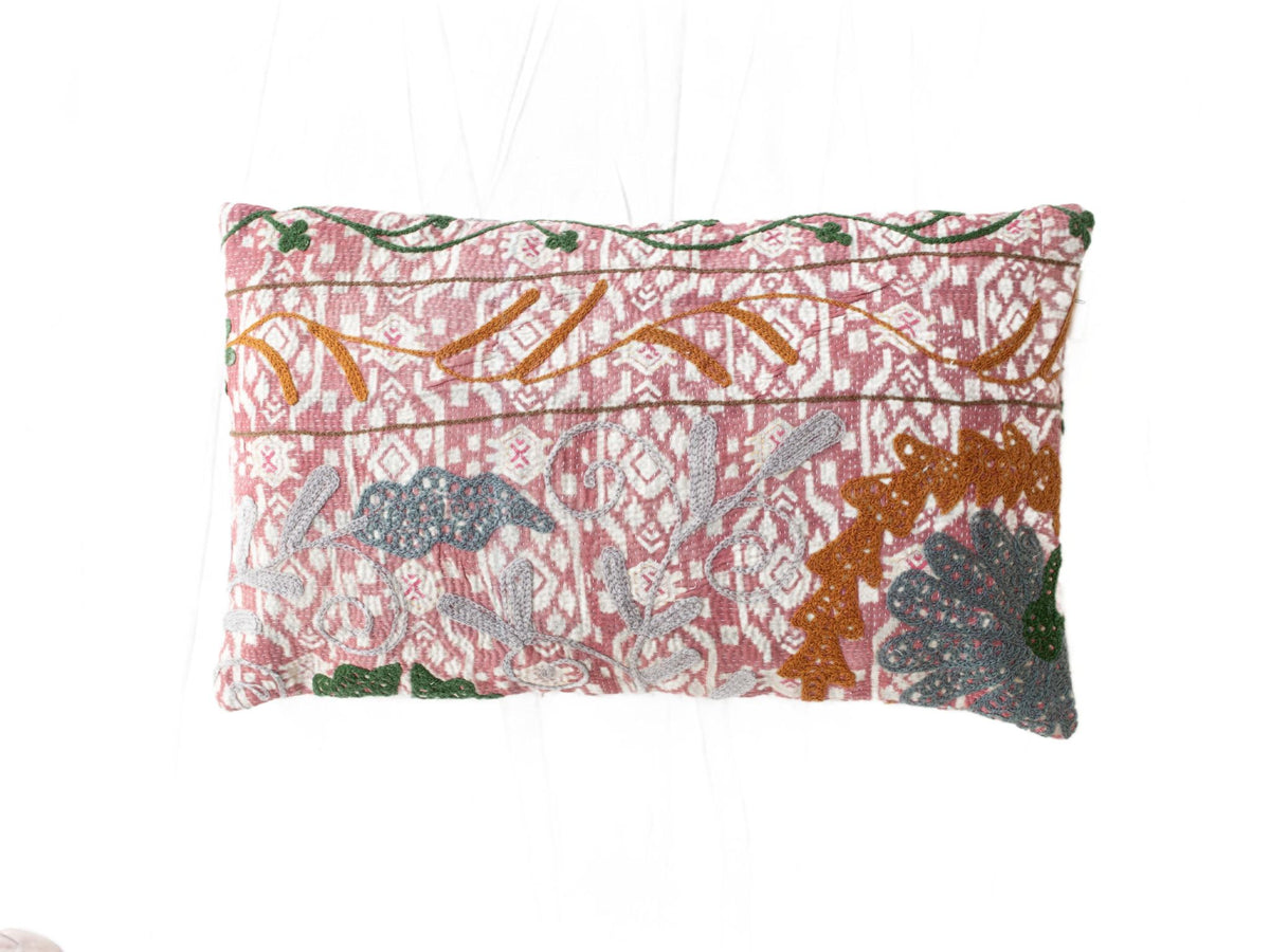 Suzani pudebetrÃ¦k 30x50 cm i sart rosa med hvidt ornamentmÃ¸nster og broderede orientalske motiver i grÃ¸n okker og grÃ¥ i boho vintage.