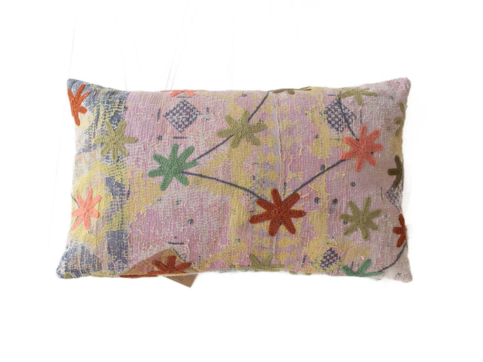 Unikt suzani pudebetrÃ¦k 30x50 cm i sart lilla og stÃ¸vede pasteller med broderede stjerneblomster i orange grÃ¸n gul og rust boho vintage etnisk