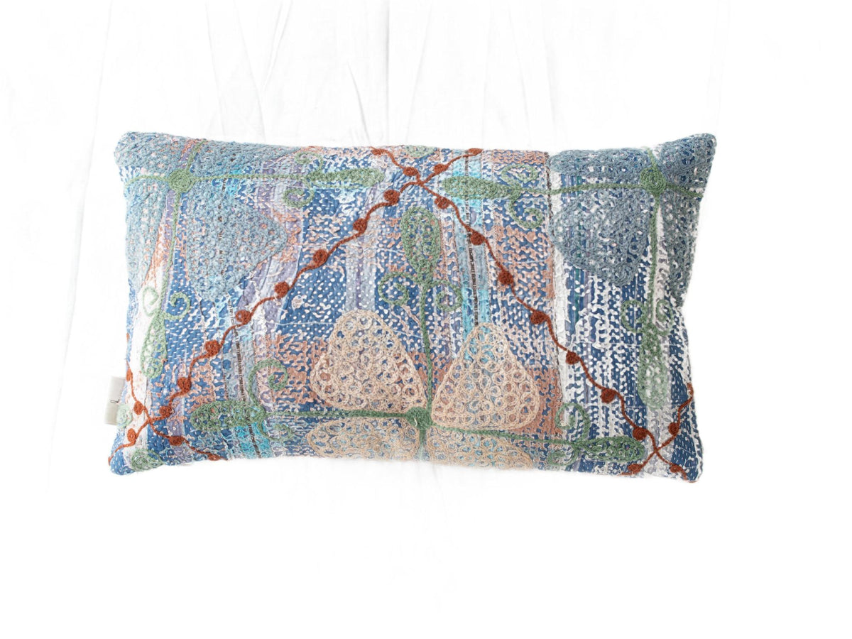Einzigartiger Suzani-Kissenbezug (30 x 50 cm) mit blau-grünen Quadraten, beigen Mustern und orangefarbenen Ziernähten auf ethnisch-boho-vintage-Textur