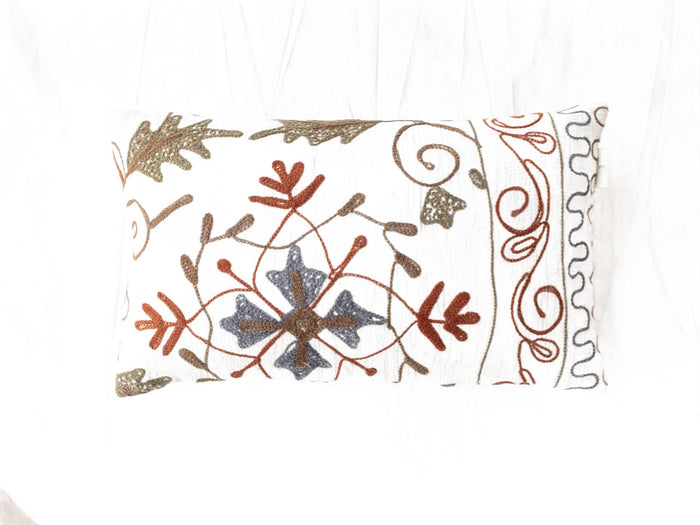 Suzani pudebetrÃ¦k 30x50 cm i hvidt bomuld med farverigt broderi af blomster og slyng i brun rust blÃ¥grÃ¥ boho vintage orientalsk stil