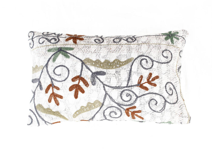 Suzani pudebetrÃ¦k 30x50 cm i creme med farverige broderede slyngmÃ¸nstre og blade i mÃ¸rkeblÃ¥ grÃ¸n og rust, boho vintage orientalsk stil.