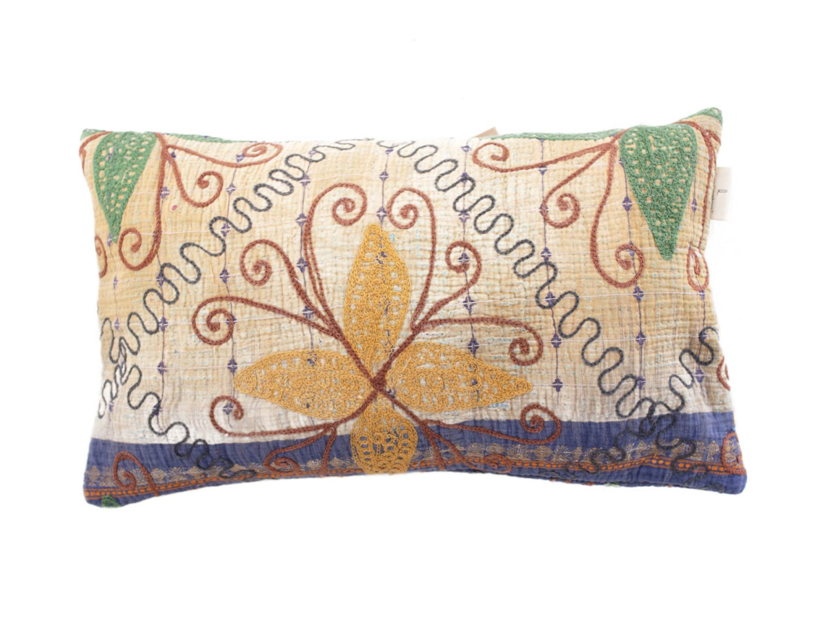 Unikt suzani pudebetrÃ¦k 30x50 cm i creme med farverigt boho orientalsk mÃ¸nster i blÃ¥ rÃ¸d gul og grÃ¸n kant