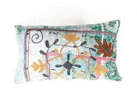 Unikt suzani pudebetrÃ¦k 30x50 cm i hvidt og grÃ¸nligt med farverige broderede blomster og slyngmÃ¸nstre i boho vintage orientalsk stil