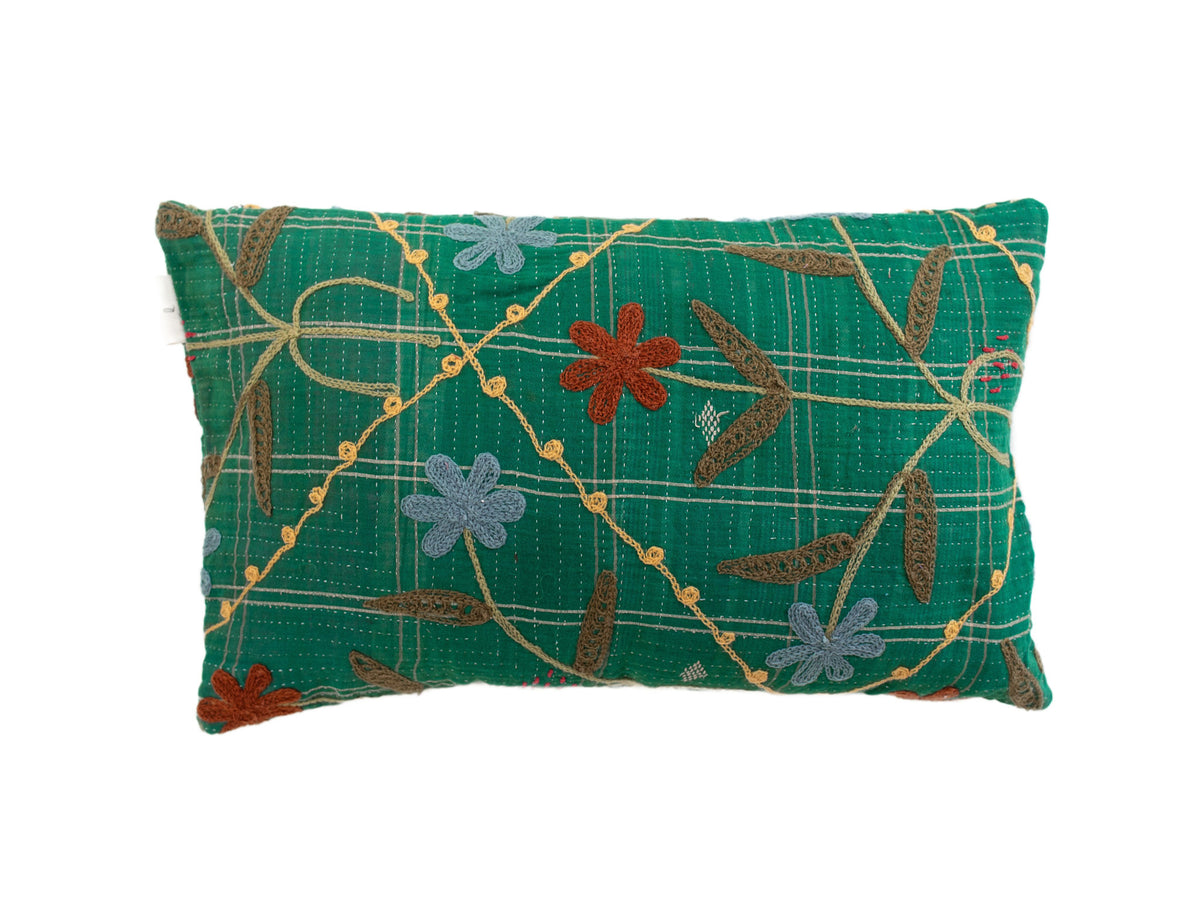 GrÃ¸nt suzani pudebetrÃ¦k 30x50 cm med ternet hvidt mÃ¸nster og broderede blomster i beige blÃ¥ og rust orientalsk boho etnisk stil.