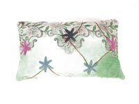 Suzani pudebetrÃ¦k 30x50 cm i hvidt og mintgrÃ¸nt med pink og blÃ¥ blomster, centrale stjerne og boho orientalske slyngemÃ¸nstre