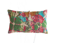 Einzigartiger Suzani-Kissenbezug (30 x 50 cm) in Rot, Grün und Türkis mit ethnischem Patchworkmuster und gestickten Applikationen für Sari-Boho-Kissen