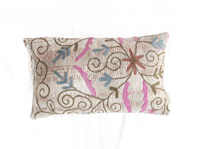 Suzani Kissenbezug 30x50 cm in Creme mit farbenfrohem Boho-Arabeskenmuster in Rosa, Blau und Braun, Stickerei im indischen Vintage-Sari-Stil