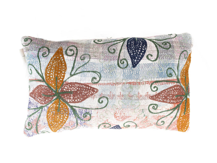 Suzani Kissenbezug 30x50 cm im Vintage-Boho-Stil mit weißem Hintergrund, bunten Blättern und Arabesken in Blau, Lavendel, Orange und Grün.