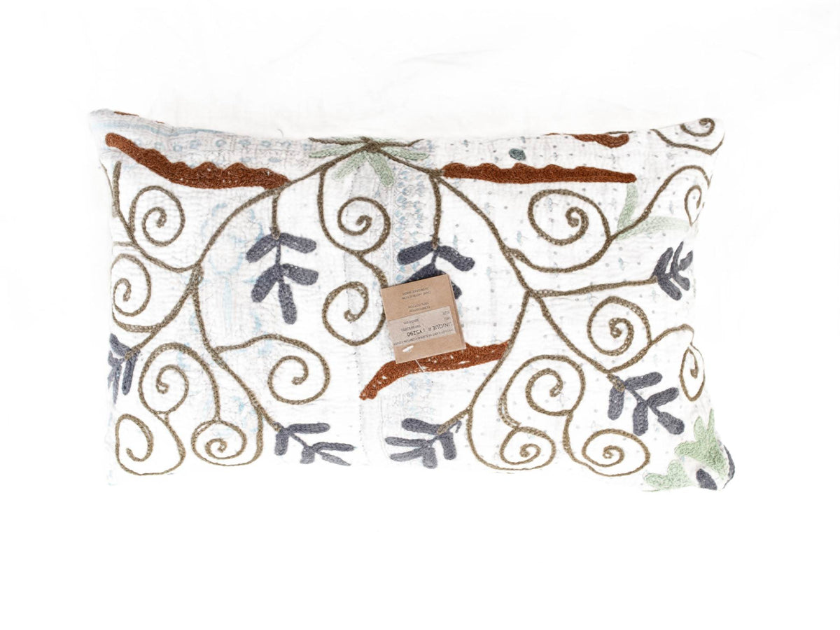 Einzigartiger Suzani-Kissenbezug 30x50 cm mit weißem Grund und farbenfrohen Schlingenmustern in Blau, Grün und Braun, ethnisch-orientalischer Boho-Vintage-Stil.