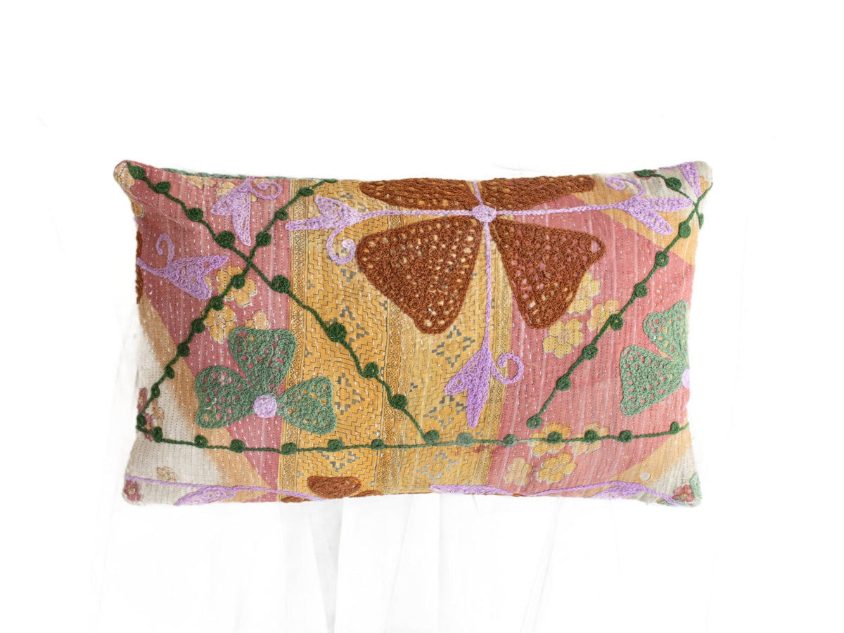 30x50 unika pude suzani pudebetrÃ¦k med farverigt patchwork i stÃ¸vet rosa gul og grÃ¸n med lilla blomster og zigzag mÃ¸nster i vintage boho stil