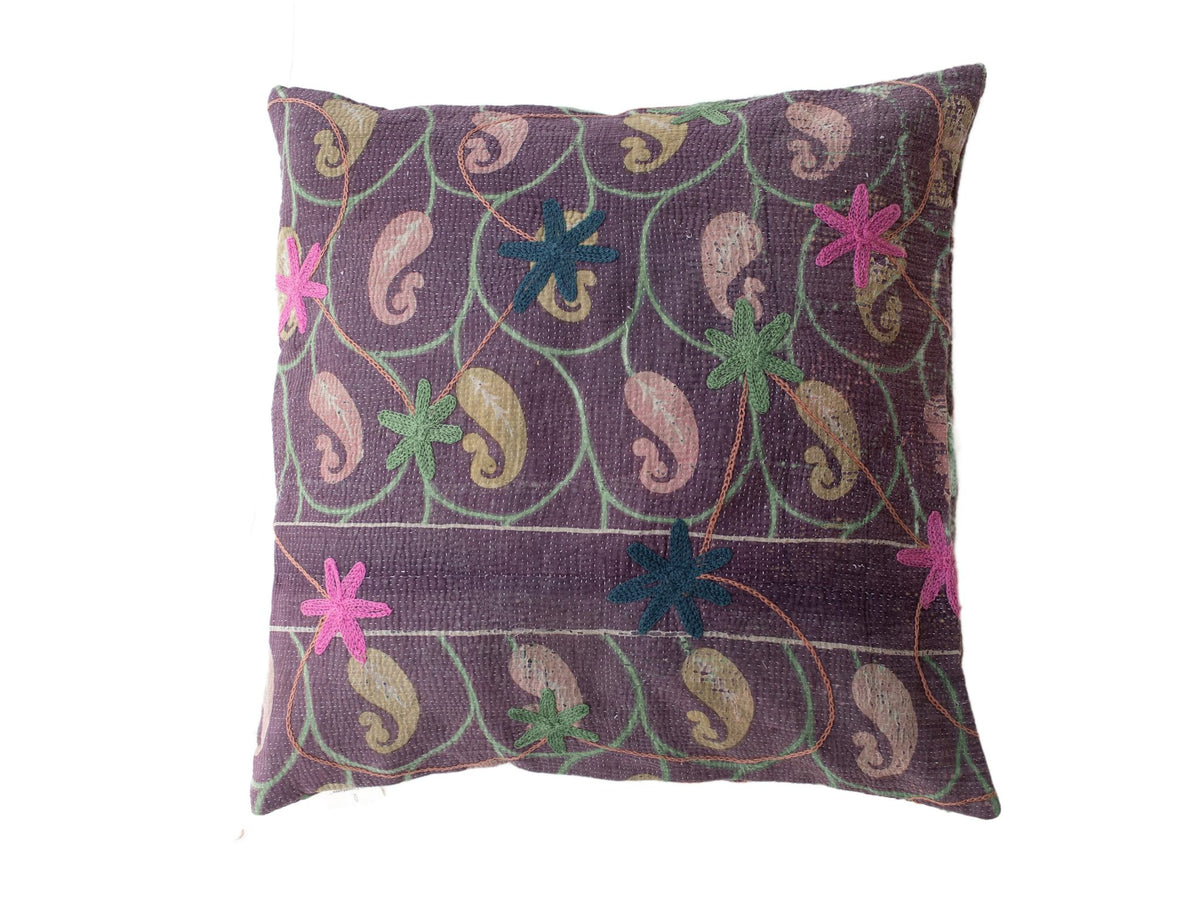 Unikt suzani pudebetrÃ¦k 50x50 cm i mÃ¸rkelilla med slyngede mÃ¸nstre og broderede blomster i pink grÃ¸n og beige, orientalsk boho vintage.