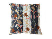 Unikt boho suzani pudebetrÃ¦k 50x50 cm i mÃ¸rkeblÃ¥ patchwork med broderede blomster i brune guld og koralfarver samt lyse turkise paneler