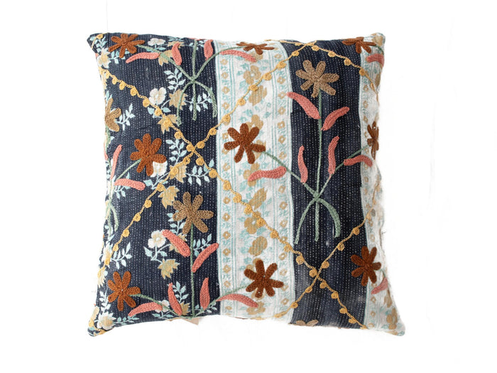 Unikt boho suzani pudebetrÃ¦k 50x50 cm i mÃ¸rkeblÃ¥ patchwork med broderede blomster i brune guld og koralfarver samt lyse turkise paneler