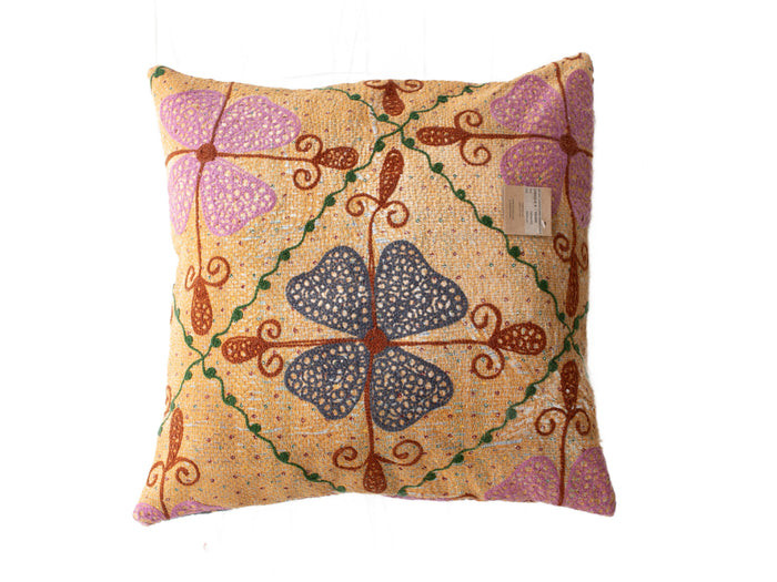 Unikt suzani pudebetrÃ¦k 50x50 cm i sandfarvet stof med farverig vintage boho etnisk mÃ¸nster af lilla hjerter grÃ¸nne ranker og brune slyng.