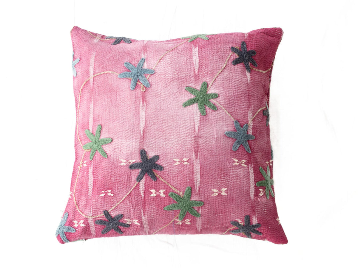 LyserÃ¸dt suzani pudebetrÃ¦k 50x50 cm med orientalsk og vintage broderi: stjerneblomster i mÃ¸rkeblÃ¥ og grÃ¸n forbundet med guldtrÃ¥d
