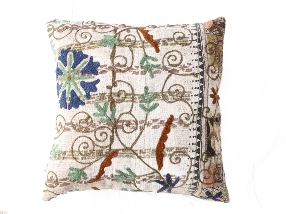 Suzani pudebetrÃ¦k 50x50 cm med farverigt boho etnisk blomsterbroderi i blÃ¥ grÃ¸n og brun pÃ¥ hvid bund med vintage slyngmÃ¸nster og kant.