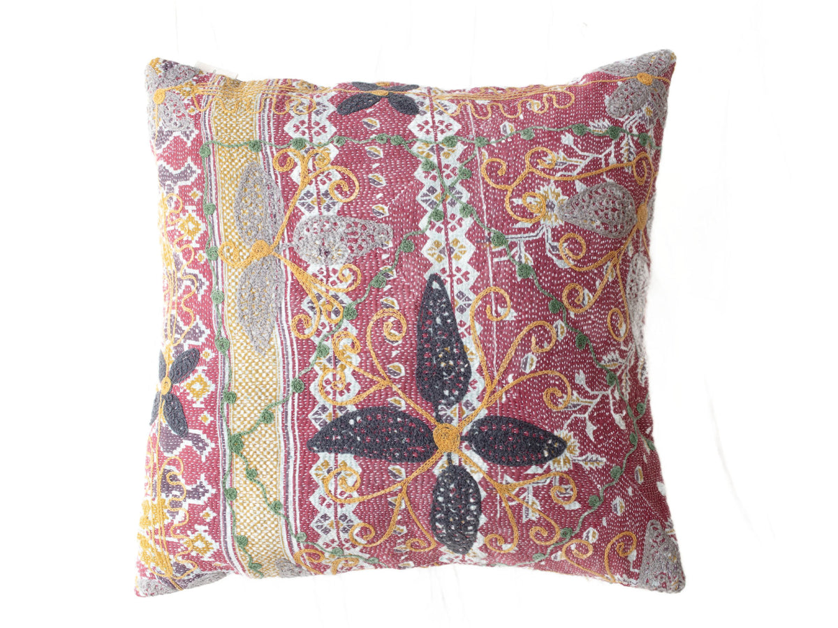 Unikt suzani pudebetrÃ¦k 50x50 i bordeaux og creme med farverigt orientalsk broderi, gule slyngninger og sorte/grÃ¸nne figurer.