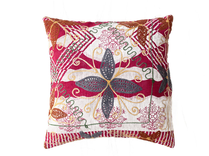 Suzani pudebetrÃ¦k 50x50 cm med orientalsk boho mÃ¸nster i hvid og bordeaux samt broderede fugleformer i grÃ¸nne og mÃ¸rkegrÃ¥ nuancer og brune frynser