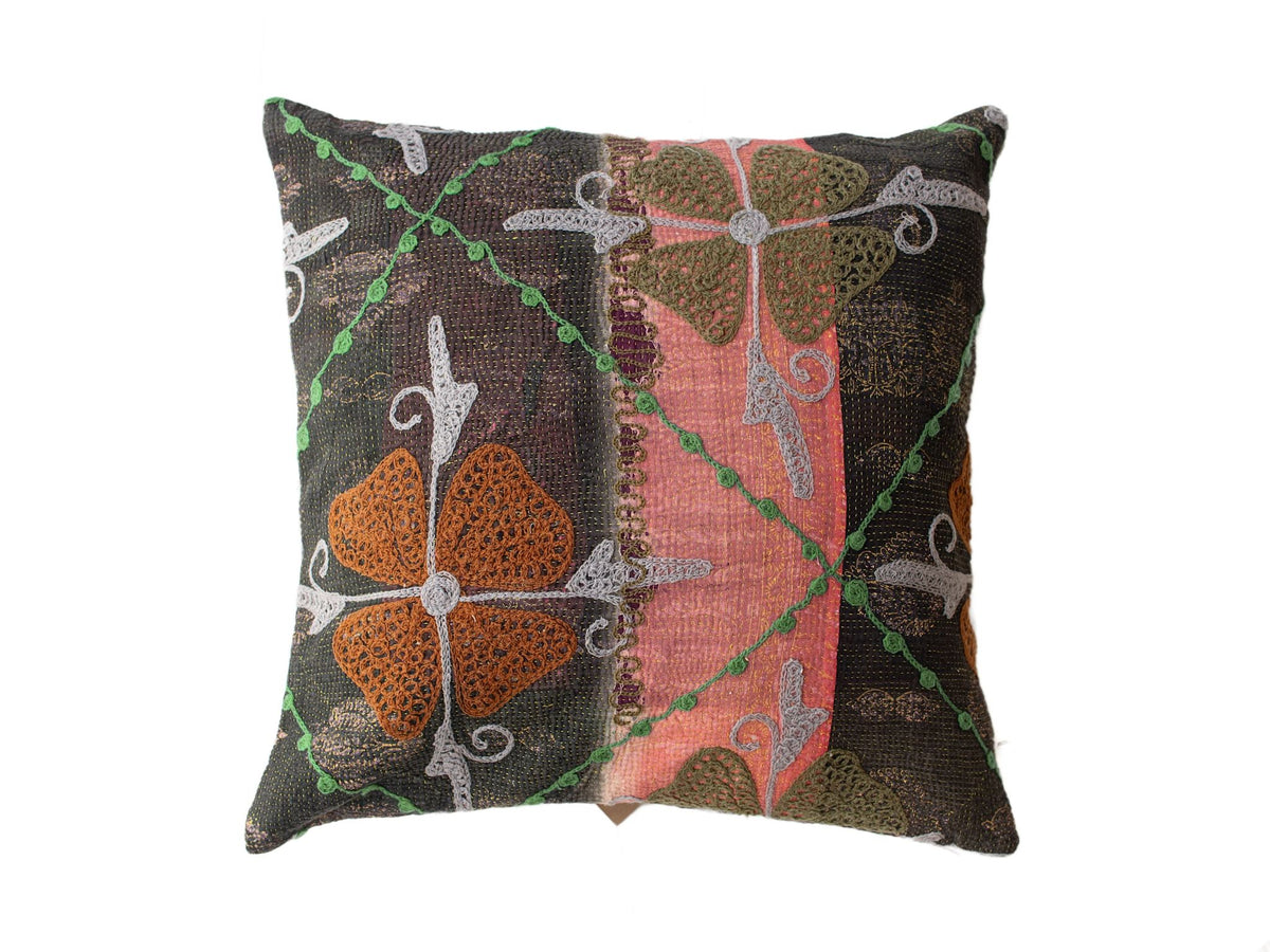 Unikt suzani pudebetrÃ¦k 50x50 cm som sari pude med mÃ¸rk bund, farverige hjerte- og lÃ¸vformer, grÃ¸nne slyngtrÃ¥de og broderede vintage boho detaljer