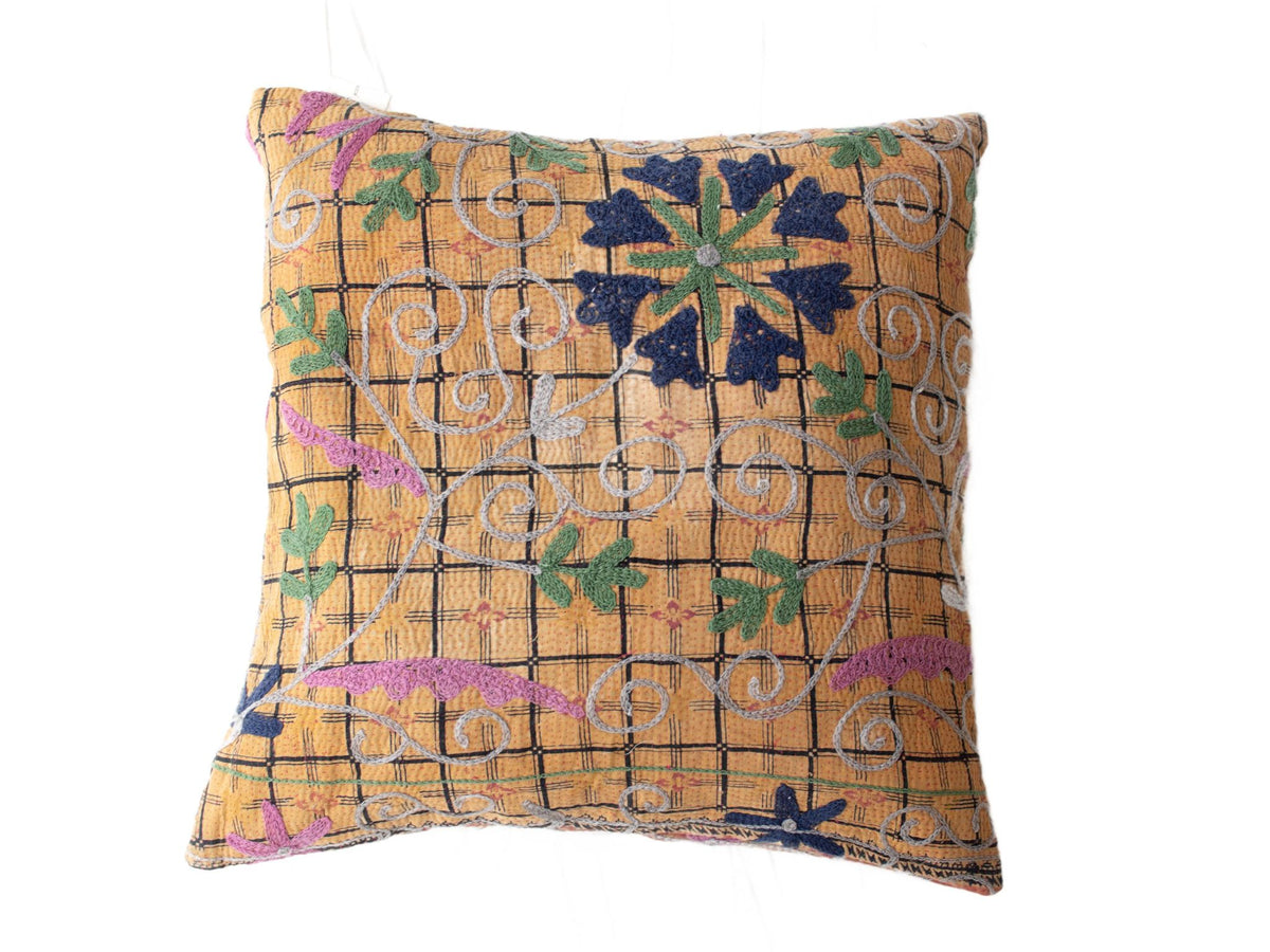 Suzani pudebetrÃ¦k 50x50 cm i sennepsgul boho stil med sort ternet mÃ¸nster, blÃ¥ slyngninger og broderede blomster i grÃ¸n navy og lilla.