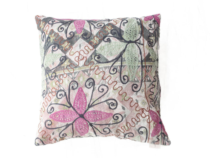 Unikt suzani pudebetrÃ¦k 50x50 cm med broderet sommerfugl i creme, pink og mintgrÃ¸n med mÃ¸rkeblÃ¥ konturer, boho vintage orientalsk.