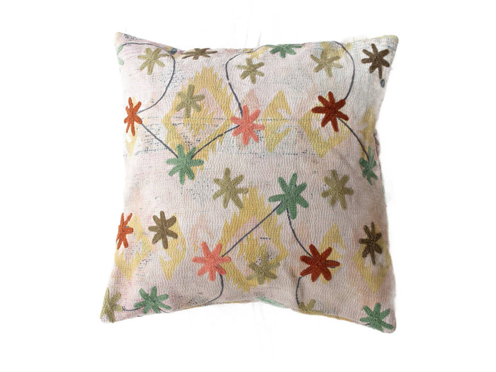 Suzani pudebetrÃ¦k 50x50 cm i offwhite med farverige stiliserede stjerner broderede konturer i mÃ¸rk blÃ¥ og grÃ¸n gul rÃ¸d boho vintage mÃ¸nster