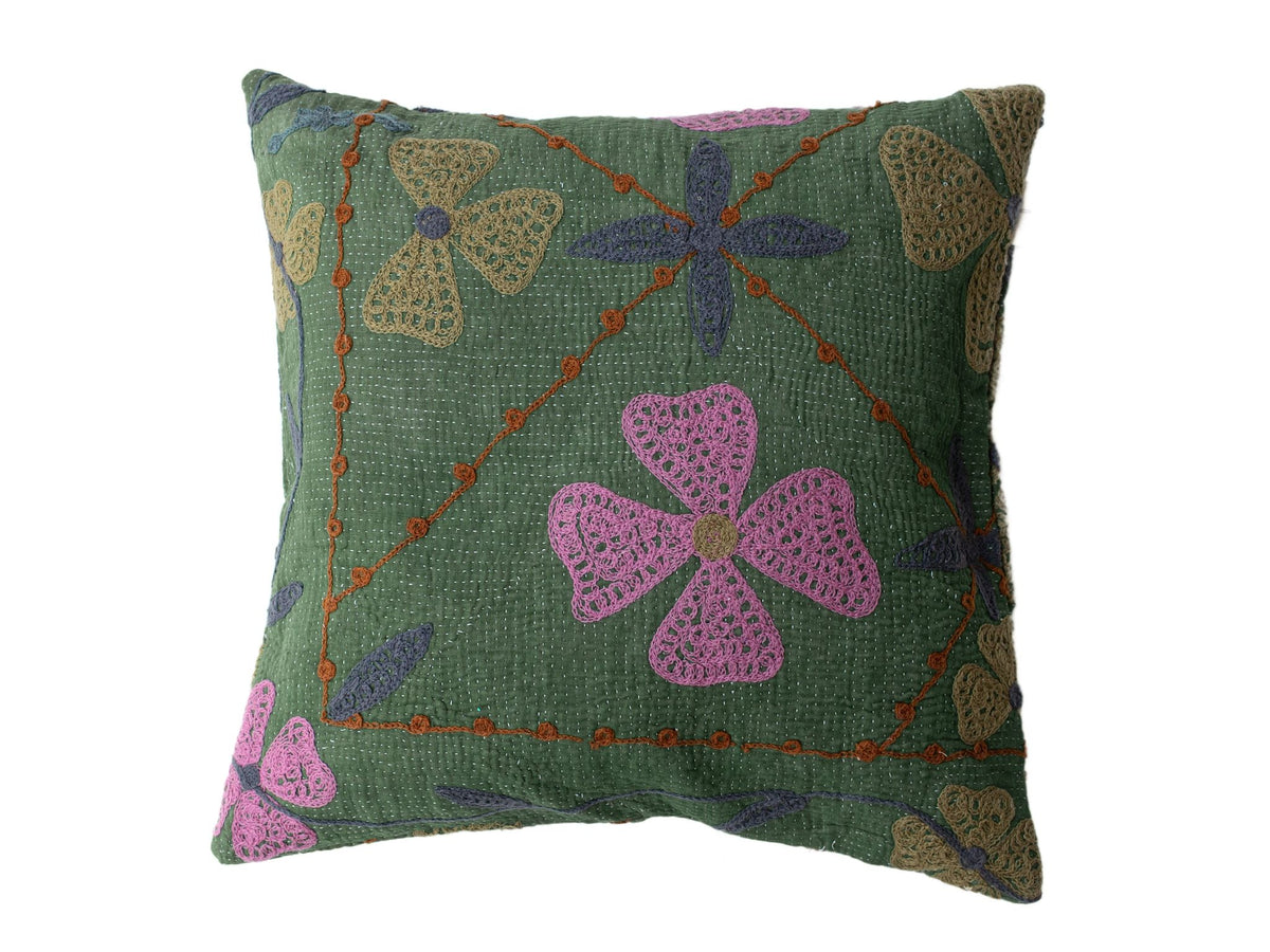GrÃ¸nt indisk suzani pudebetrÃ¦k 50x50 cm med hÃ¥ndbroderede rosetter i pink blÃ¥ blade og brun-orange snor i boho vintage etnisk stil