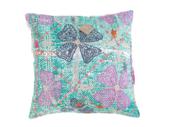 Suzani Kissenbezug 50x50 mit farbenfroher orientalischer Stickerei in Türkis und Lila mit Herzen sowie schwarzen und cremefarbenen Mustern für ein Kissen im Boho-Stil.