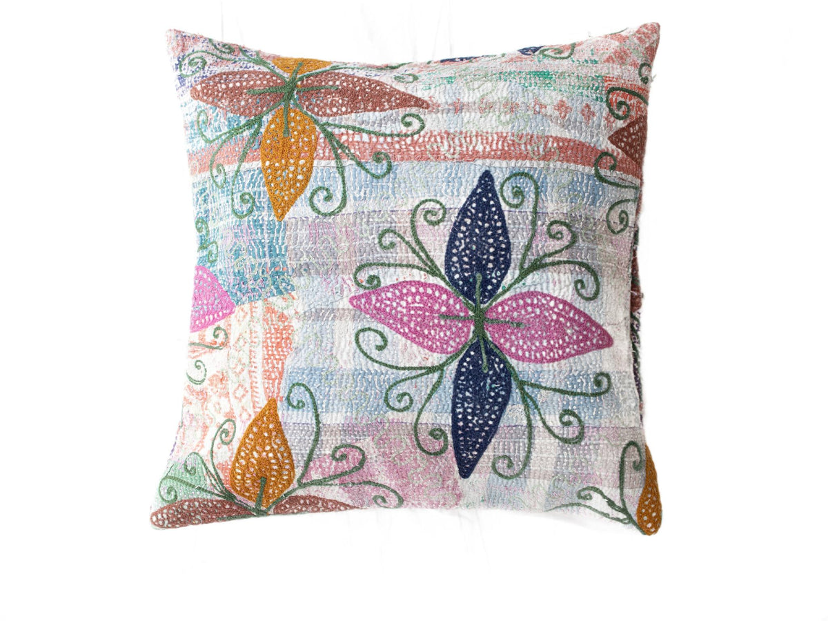Einzigartiger Suzani-Kissenbezug (50 x 50 cm) in Cremeweiß mit farbenfrohen, stilisierten Blättern in Rosa, Türkis, Ocker und Dunkelblau sowie grünen Wickelmustern im Boho-Stil