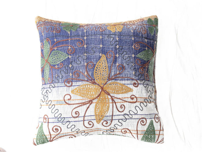 Unikt suzani pudebetrÃ¦k 50x50 med blÃ¥t ternet stof og farverig orientalsk vintage broderi i orange brune slyngninger grÃ¸nne blade og gule blomster